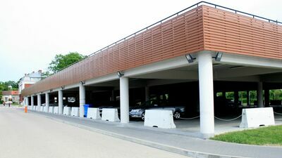 Jedyny parking dwupoziomowy w mieście został zaprojektowany tak źle, że od blisko 10 lat nie można z niego w pełni korzystać. Czy ten stan rzeczy uda się zmienić? Urzędnicy są dobrej myśli