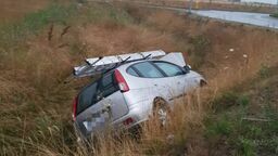 Auto wylądowało w przydrożnym rowie