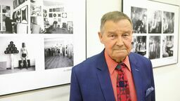 Fotografowałem artystów przy pracy, ale to nie były pozowane zdjęcia. Ja ich na swój sposób podpatrywałem, przyglądałem się im – mówi Andrzej Polakowski.