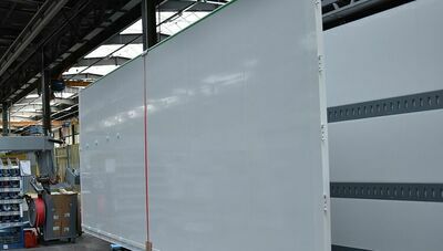 Pracowników przygniotła naczepa 