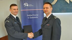 Ppłk Piotr Burak (na zdjęciu z lewej) zaczynał służbę w więzieniu w Zamościu. Na stanowisko wiceszefa tej jednostki wprowadzał go w 2018 wówczas ppłk Krzysztof Stefanowski, wtedy Dyrektor Okręgowy Służby Więziennej w Lublinie, a dzisiaj Zastępca Dyrektora Generalnego SW w stopniu generała