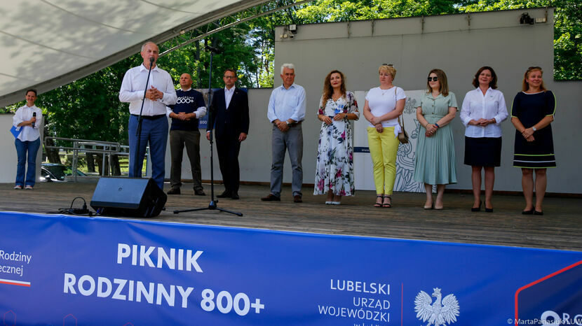 16 lipca, piknik 800 plus w Tomaszowie Lubelskim. Na pierwszym planie wicewojewoda lubelski Bolesław Gzik. Za nim stoją m.in.: wiceminister sprawiedliwości Marcin Romanowski oraz posłowie Sławomir Zawiślak, Monika Pawłowska i Beata Strzałka.