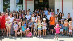 Społeczność Sadurek w tej sprawie jest zgodna. Według mieszkańców wioski szkoła zbudowana częściowo w czynie społecznym w 1972 roku powinna pozostać ośmioklasowa