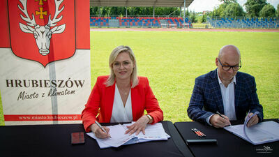 Poniedziałkowe podpisanie umowy zorganizowano w plenerze, na stadionie HOSiR
