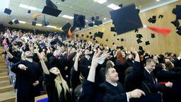 Studenci Politechniki rzucili biretami. "Bądźcie odważni, mierzcie wysoko" [zdjęcia]