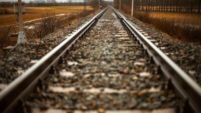 Wstrząsające sceny na wiadukcie. Młody mężczyzna biegł pod pociąg