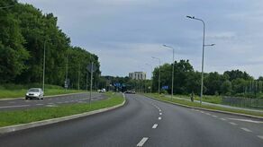 Droga jest nowa, gładka, jeździ się nią komfortowo. Kusi do tego, żeby się rozpędzić. Ale nie można, dopuszczalna prędkość to 50 km/h