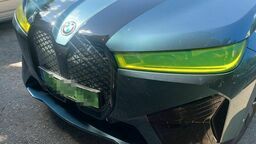 Mąż chciał zabłysnąć na zielono. Wkopał żonę 