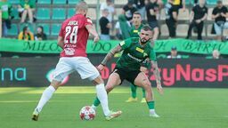 Po domowym remisie z Wisłą Kraków Miłosz Kozak i jego koledzy zagrają teraz także na swoim stadionie z Arką Gdynia