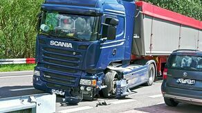 Kolizja na krajowej "siedemnastce". Jedna osoba w szpitalu