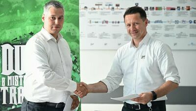 Od lewej: Tomasz Lewtak, czyli prezes MKS FunFloor Lublin oraz Robert Granosik, członek zarządu i dyrektor lubelskiego zakładu Ball Packaging Europe, 