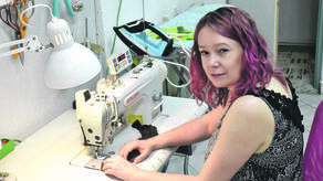 To wszystko wyrosło z mojej potrzeby oderwania się od pracy biurowej. Jeden idzie biegać, drugi na basen, trzeci na piwo. A ja siadam do maszyny – mówi Monika Zalewska .