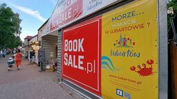 Promujące Lubartów hasła znalazły się na ścianach namiotów i budynków jednej z popularnych księgarni. To efekt współpracy miejskiego samorządu z lokalnym przedsiębiorstwem