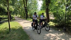 Szybciej niż piechotą. Sprytniej niż radiowozem. Zamojscy policjanci od kilku tygodni patrolują ulice i zaułki miasta na rowerach. Mają dwa takie nowiutkie, elektryczne.