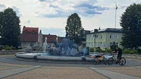 Fontanna na józefowskim rynku to znak rozpoznawczy miasteczka. W pobliżu znajduje się certyfikowany Punkt Informacji Turystycznej