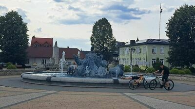 Fontanna na józefowskim rynku to znak rozpoznawczy miasteczka. W pobliżu znajduje się certyfikowany Punkt Informacji Turystycznej