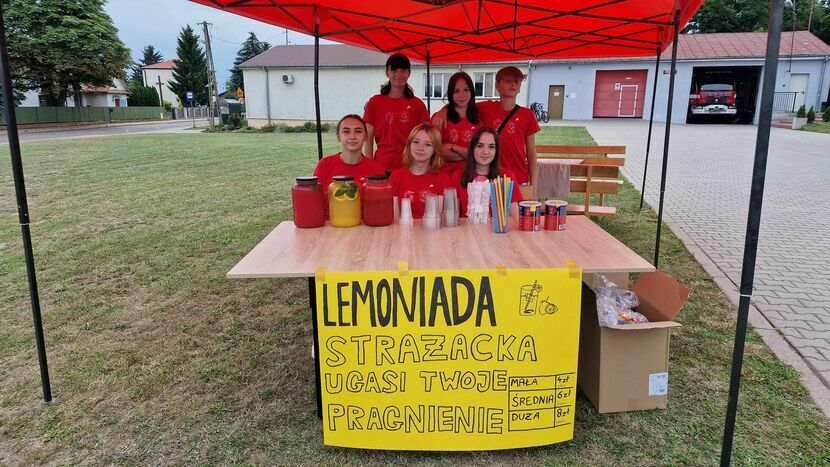 Młodzież sprzedaje lemoniadę, by zebrać pieniądze na obóz