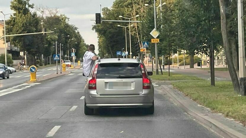 24-latek ustawił w aucie ojca tempomat i przejechał przez skrzyżowanie stając na drzwiach samochodu