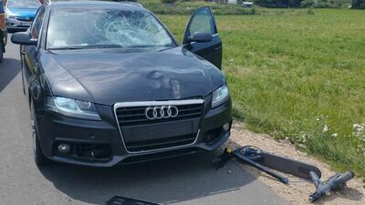 Na hulajnodze elektrycznej wpadł pod koła audi. Nastolatek nie miał wymaganych uprawnień