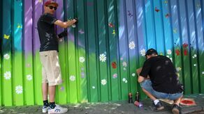 Daniel "D. Palms" Maraśkiewicz (z lewej) i Artur "Perone" przy pracy nad malowaniem altany przy ul. Polnej w Puławach