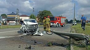 Siła uderzenia była tak duża, że auto zostało zniszczone, a energetyczny słup się przewrócił