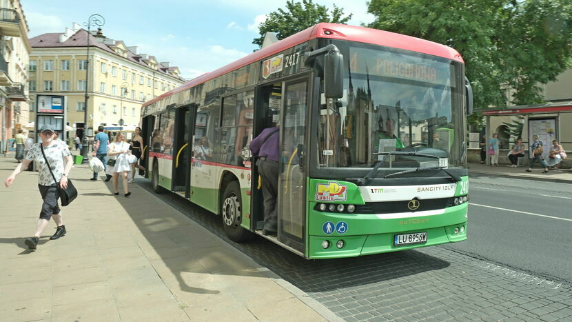 Autobus linii 4 na przystanku przy pl. Wolności