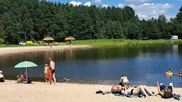 Woda w zalewie w Jacni jest czysta. Plażowicze się tam pojawiają. Ale wchodzą do wody na własne ryzyko, bo nie ma tam póki co ratowników