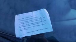 Golf zastąpił BMW i dwóch tygodni okupuje niebieską kopertę. Na szybie pojawiło się wezwanie do przeparkowania
