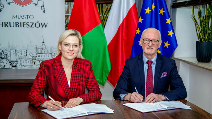 Umowa o współpracy podpisali burmistrz Majewska oraz dr hab Mariusz Korczyński, profesor i rektor lubelskiej uczelni. Rozmowy na ten temat zaczęły się w zeszłym roku. 