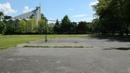 O nowej sali sportowej SP nr 3 musi na jakiś czas zapomnieć. Na otarcie łez szkolna społeczność otrzyma komplet nowych boisk ze sztuczną nawierzchnią, które zastąpią to, co widać na zdjęciu