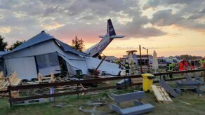 Katastrofa lotnicza. Samolot wbił się w hangar 
