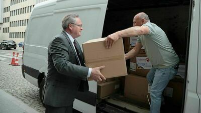 Wicemarszałek Zbigniew Wojciechowski dary dla  Zakarpackiego Szpitala Klinicznego im. Andrija Nowaka w Użhorodzie przekazał na ręce Iwana Hrycaka, byłego konsula generalnego Ukrainy w Lublinie oraz Jurija Jacyny, dyrektora Zakarpackiego Szpitala Klinicznego im. Andrija Nowaka w Użhorodzie.

