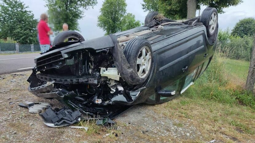 Zanim zdecydujemy się na wykonanie jakiegokolwiek manewru na drodze, upewnijmy się czy taki manewr możemy wykonać bezpiecznie - apeluje policja