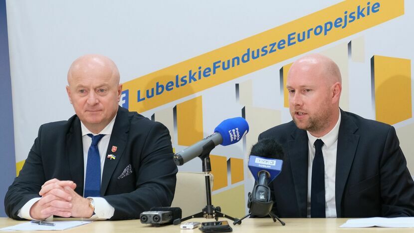 Rafał Langiewicz (z prawej), prezes Lubelskiego Regionalnego Fundusz Rozwoju o niskooprocentowanych pożyczkach poinformował  podczas wtorkowej konferencji w obecności marszałka Jarosława Stawiarskiego