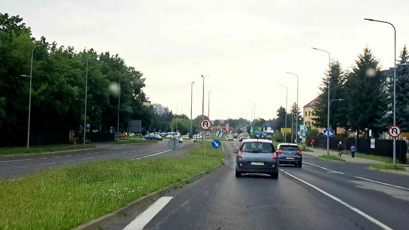 Na ulicy Wyszyńskiego (w planie przebudowy dróg uwzględniona w roku 2026) pas zieleni, którym teoretycznie miałyby jeździć tramwaje rzeczywiście jest. Są jednak również zbudowane niedawno ronda