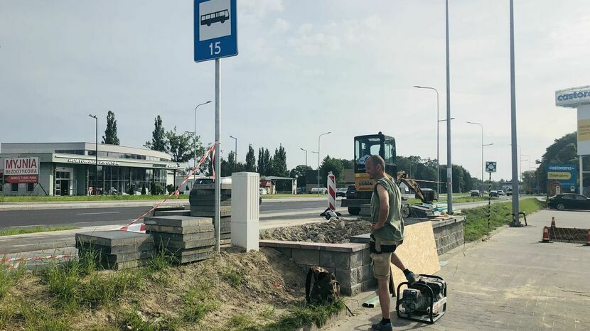 Wzdłuż przebudowanej i otwartej już dla ruchu tzw. małej obwodnicy Zamościa ma pojawić się 10 przystanków modułowych. Trwa już ich montaż