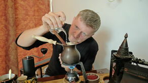 - Postanowiłem przyjechać i podzielić się trochę z wami moją pasją - mówi Tomasz Zajączkowski „Cezve Man”