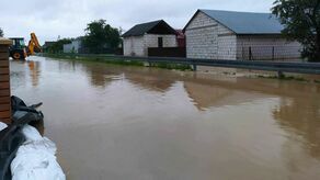 Krajobraz po nawałnicy. Błotnista rzeka zalała wioski