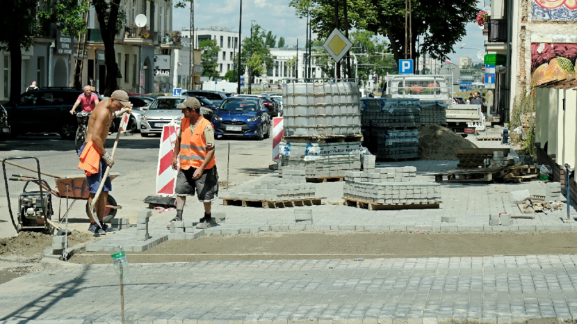 Aktualnie drogowcy pracują na ul.1 Maja. Tam na odcinku od pl. Bychawskiego do ul. Kościelnej trwa remont chodników.  