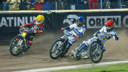 Maciej Janowski w starciu z Jackiem Holderem i Fredrikiem Lindgrenem w meczu dwóch głównych kandydatów do mistrzostwa.