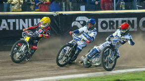 Maciej Janowski w starciu z Jackiem Holderem i Fredrikiem Lindgrenem w meczu dwóch głównych kandydatów do mistrzostwa.