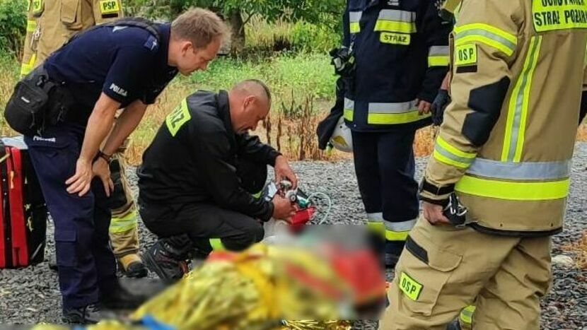 Do czasu przyjazdu medyków policjanci i strażacy czuwali przy mężczyźnie. 