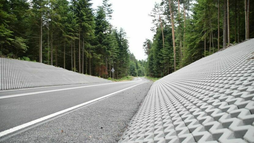 Kiedyś była tu zwykła leśna droga. Teraz jest szeroka, komfortowa, asfaltowa. Prace trwające od 2022 roku zrealizowało Przedsiębiorstwo Robót Drogowych z Zamościa.