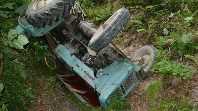 Pojechał do lasu po drewno. Zginął przygnieciony przez ciągnik