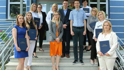 Pierwsza w historii Akademii Zamojskiej grupa magistrów opuściła mury uczelni w poniedziałek.