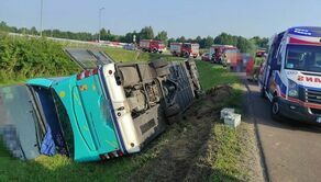 Białoruski autokar zjechał do rowu. W środku 49 pasażerów 
