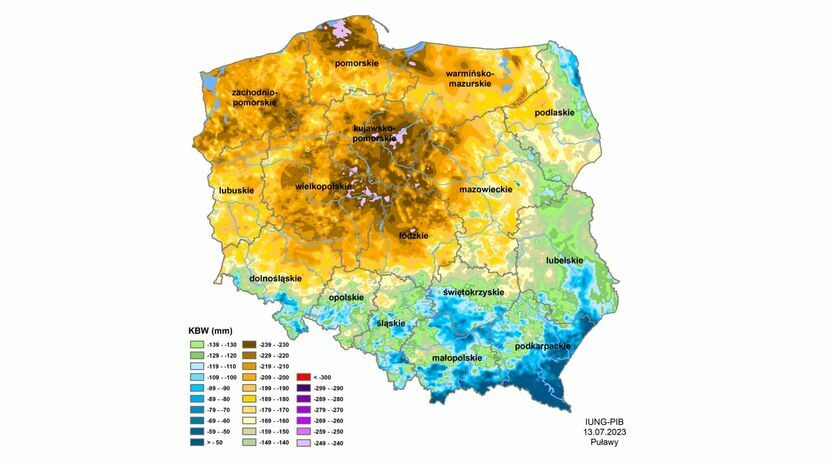 Mapa pokazuje deficyt wilgotności gleb w Polsce. Wody najbardziej potrzebują obszary ciemno brązowe i pomarańczowe. W obszarach zaznaczonych na niebiesko i granatowo susza jest łagodniejsza