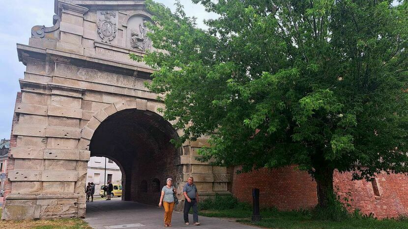 Stara Brama Lwowska to jeden z najcenniejszych zabytków Zamościa. Powstała w końcówce XVI wieku