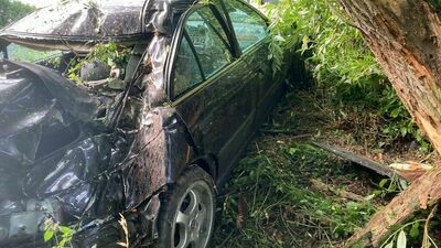 Samochód uderzył w drzewo z ogromną siłą