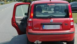 Policjanci zauważyli otwarte drzwi, kierująca fiatem tego nie widziała